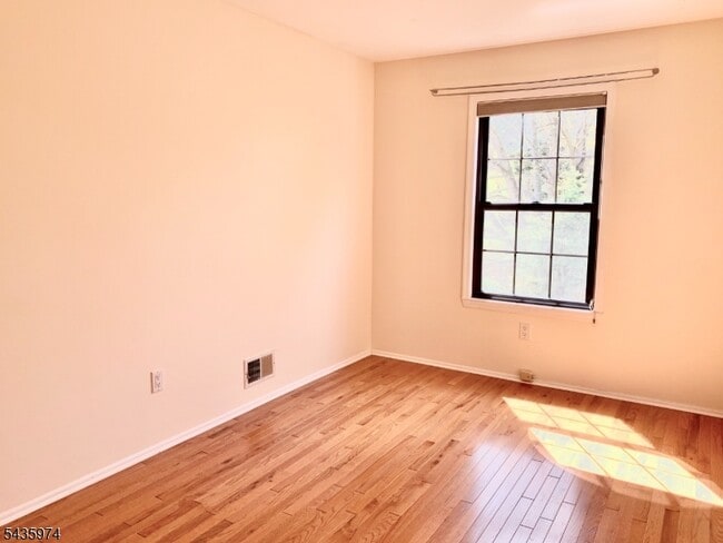 Building Photo - 305 Marten Rd