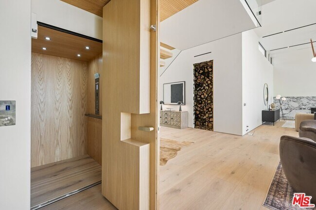 Building Photo - 2501 Banyan Dr