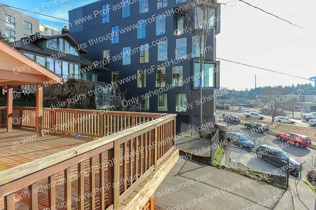 Building Photo - 3232 N Michigan Ave