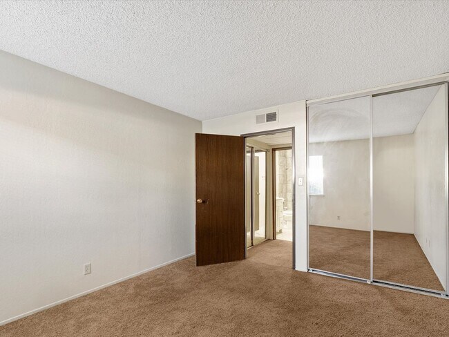 Building Photo - 2955 Lakeside Dr