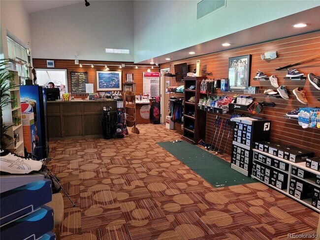 Building Photo - (55+) Newly Renovated 2br Condo in the Hea...