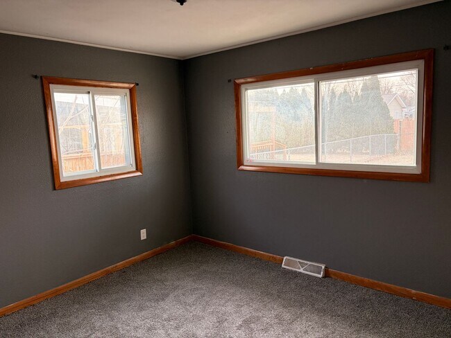 Building Photo - Spacious Home Waiting For You!