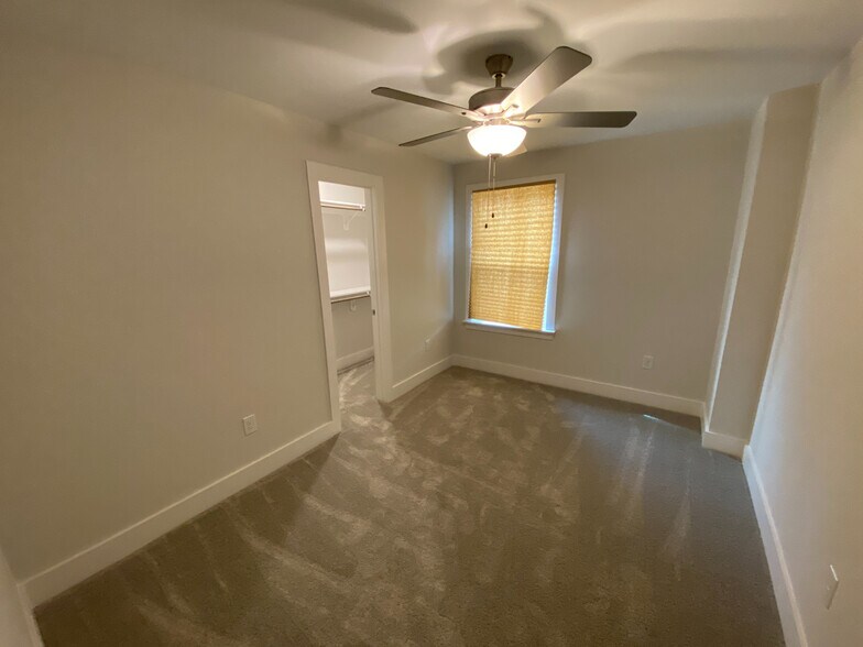 Building Photo - Room in House on Merrick St