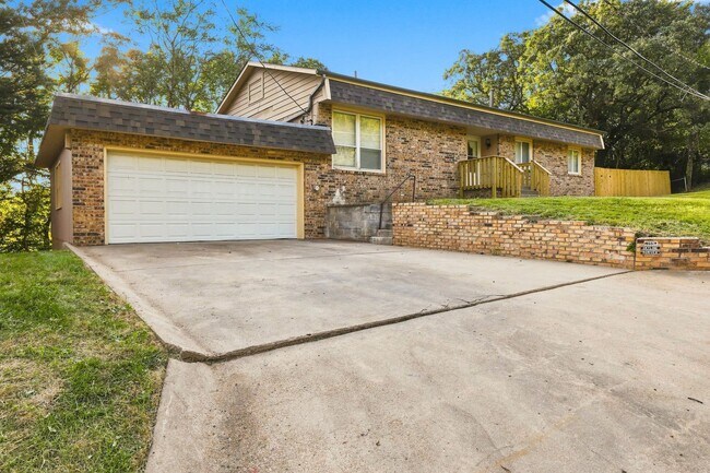 Building Photo - 350 Skyline Dr