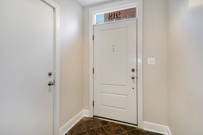 Building Photo - Charming 3 bedroom 3.5 Bathroom Row Home