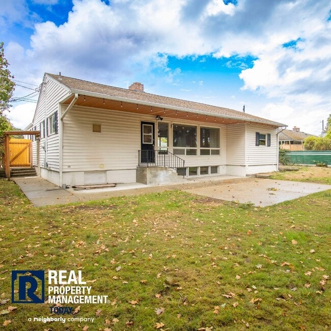 Building Photo - Charming 3 Bedroom Move In Ready!
