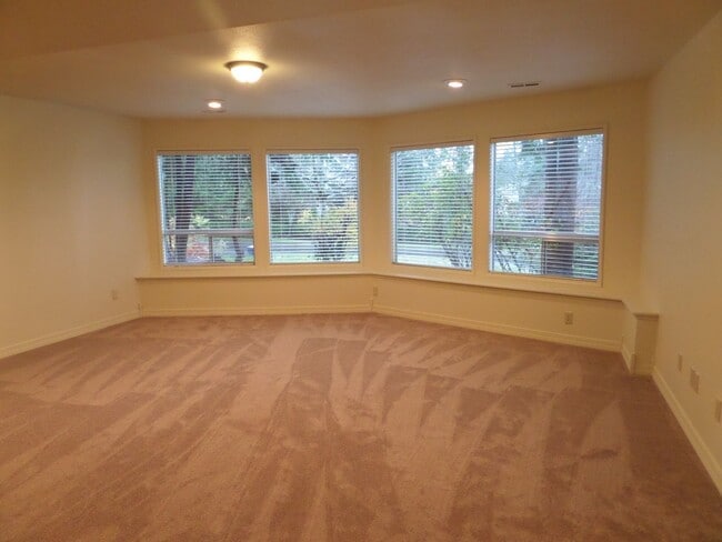 Building Photo - Fantastic HUGE Remodeled 4 Bedroom Home Wi...