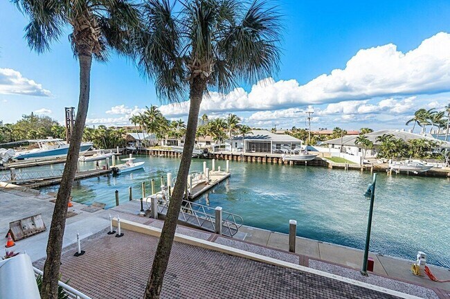 Building Photo - 2650 Lake Shore Dr