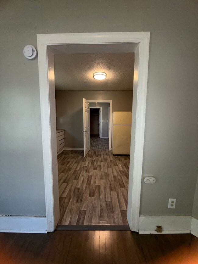 Building Photo - 3 Bed/ 1 Bath and move-in ready! www.PMCoreUSA.com submit guest card for showings!