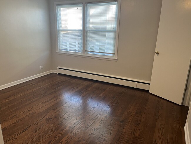 Building Photo - A 3 bedroom apartmen in Des Plaines