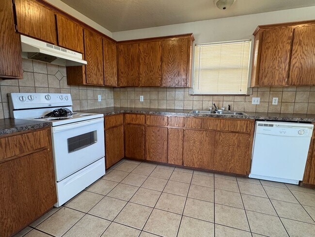 Building Photo - 1916 SW E Ave, Unit B- NOW AVAILABLE!