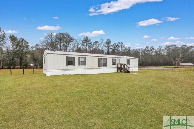 Building Photo - 3 Pine Rd