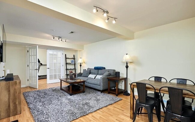 Building Photo - Beautifully maintained brick townhouse in ...