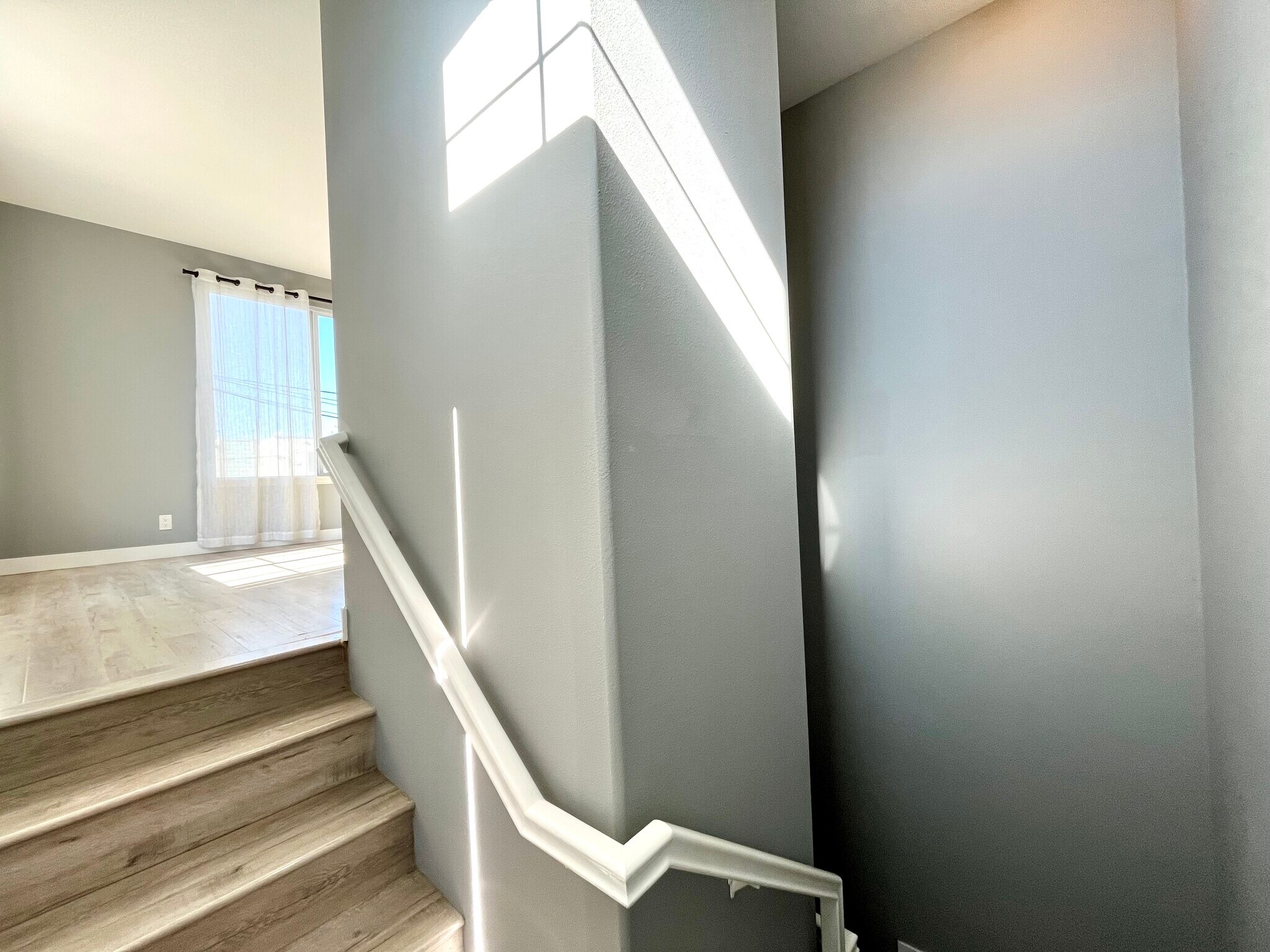 entry stairwell - 16619 Yukon Ave