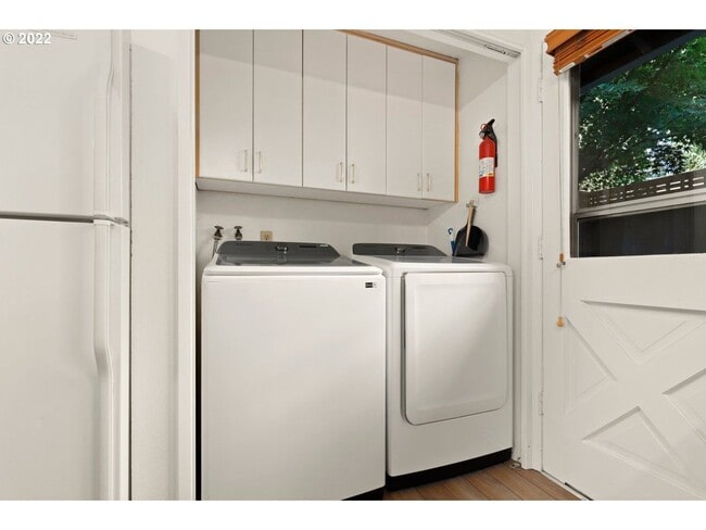Building Photo - 9326 SW 51st Ave