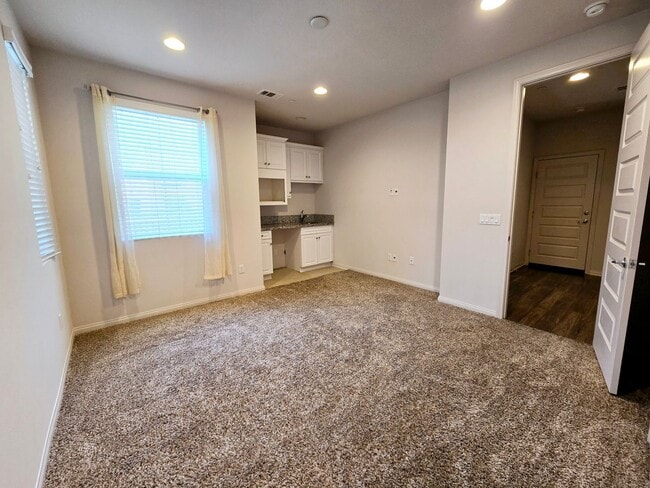 Building Photo - Tri-level Townhome in Prime Fullerton Location!