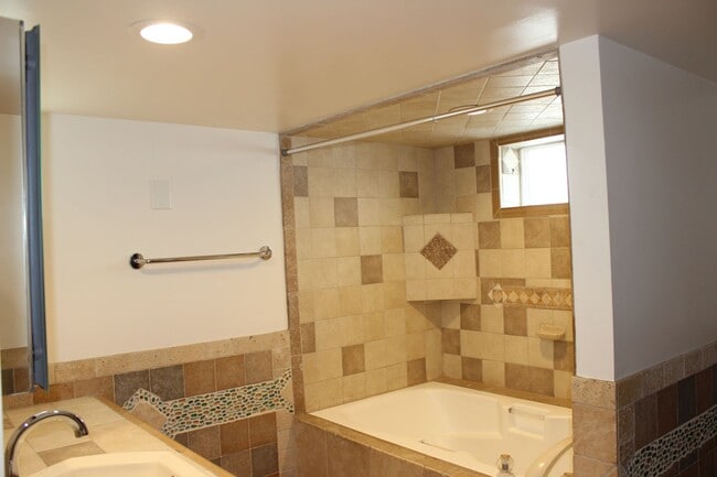 Building Photo - 1624 G St
