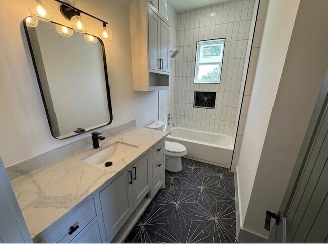 Building Photo - 505 E 40th St