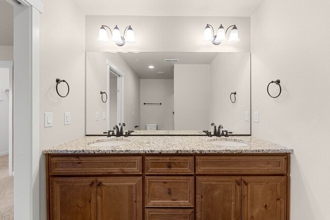 Building Photo - Luxury Townhome is desirable Ridgefield Community