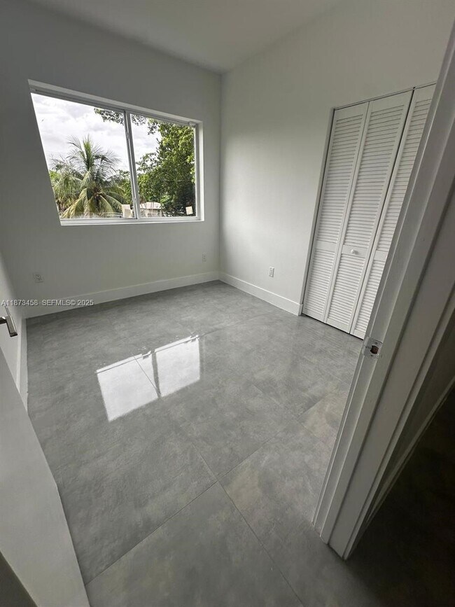 Building Photo - 723 NW 19th Ave