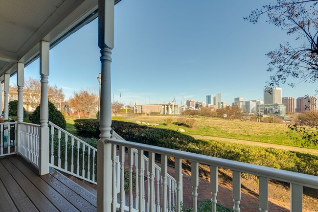Building Photo - 3 Bedroom Townhome in Oregon Hill!