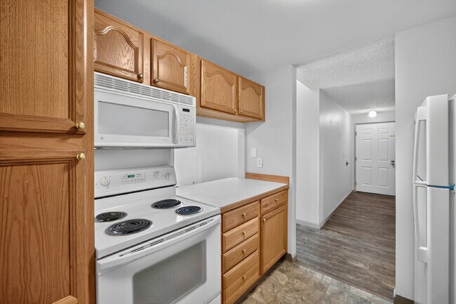 Building Photo - Your New Auburn Home Awaits — Bright 2BR Condo with Balcony & Pool Access