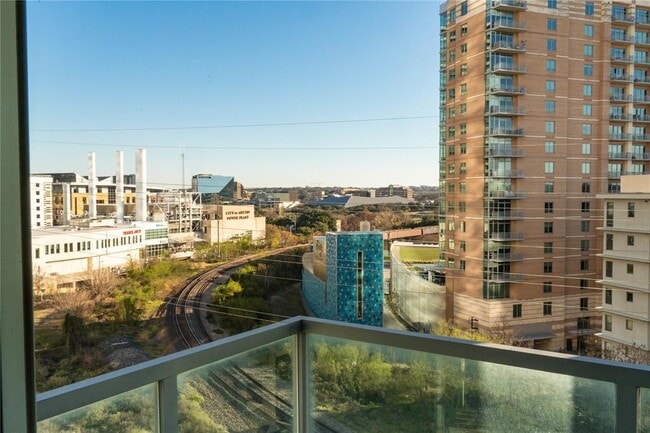 Building Photo - 300 Bowie St