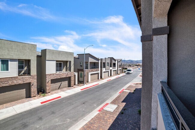 Building Photo - Stunning Home Located in the Desirable Bla...