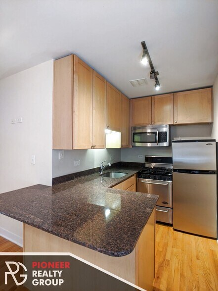 Building Photo - 643 W Wrightwood Ave