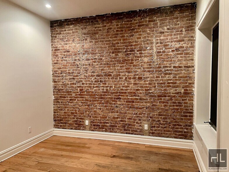 Building Photo - 6BR 3BA Historic Limestone Duplex In Crown...