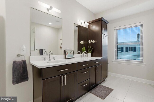 Building Photo - 159 Green Ln