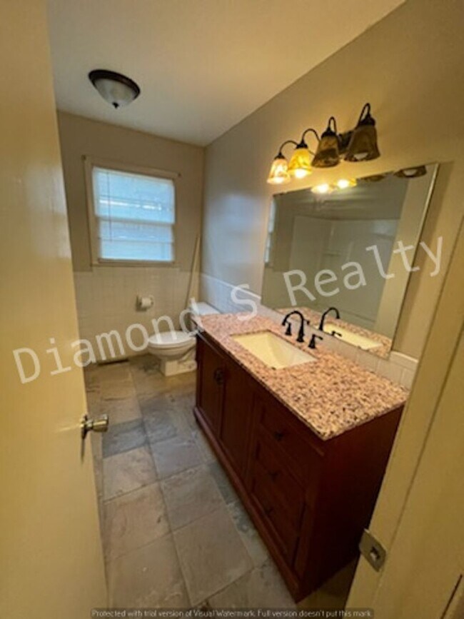 Building Photo - 3 Bedroom Home In Nice, Established Neighborhood
