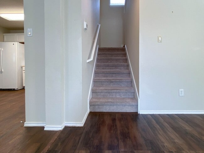 Building Photo - Spacious 4/BR 2.5/BA Two-Story Home with F...