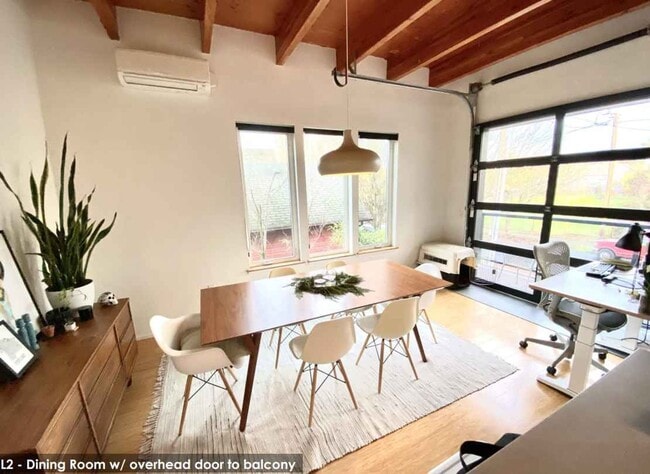 Building Photo - Modern Design 2 Bed/ 2.5 bath 3 Level Cond...