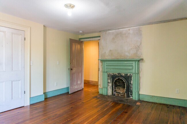 Building Photo - Gorgeous Rustic Renovation in Chicken Hill