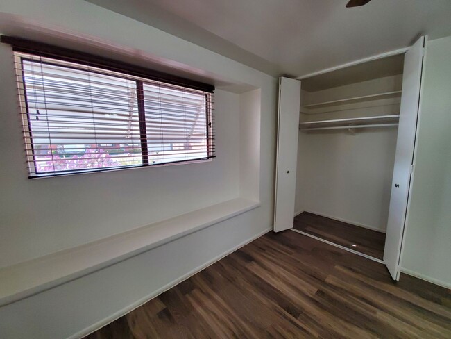 Building Photo - 3 bedroom + mother in law suite/ home offi...