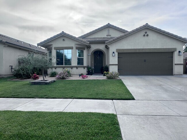 Building Photo - NW Visalia Home Coming Soon!