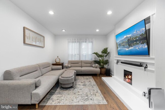 Building Photo - 9830 Meadow Valley Dr