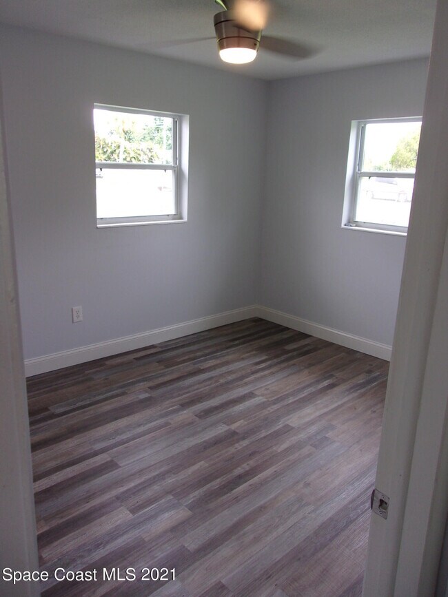 Building Photo - 1240 N Singleton Ave