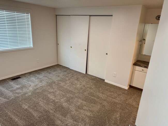Building Photo - Montavilla 2 bedroom with garage