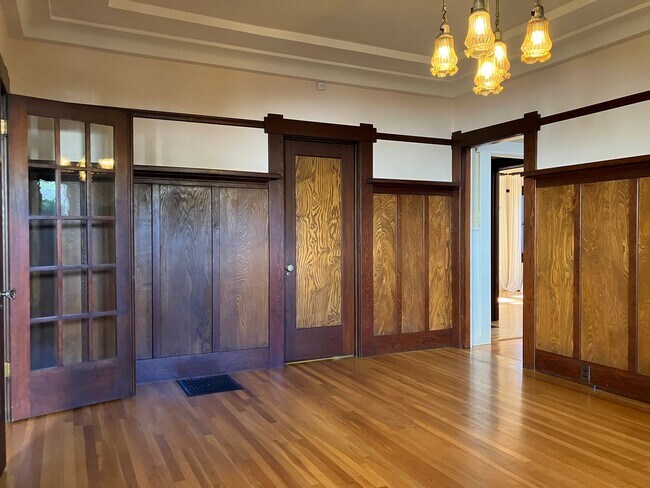Building Photo - Charming Craftsman 2-Bedroom Home with Upd...