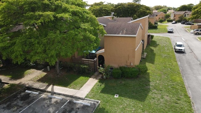 Building Photo - 8033 NW 71st Ct