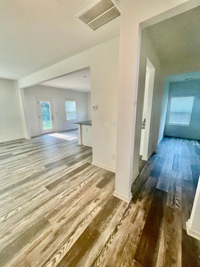 Building Photo - Welcome to this stunning 5-bedroom, 2-bath...
