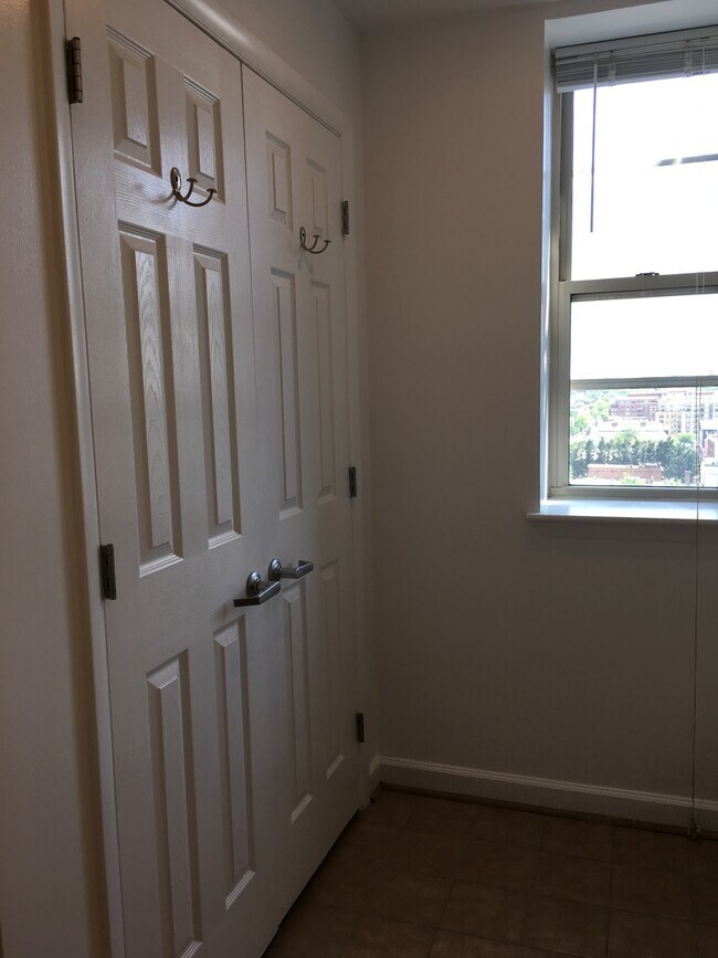 Building Photo - U Street/Columbia Heights 1 Bedroom with DEN