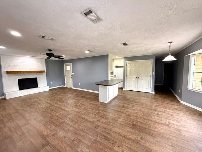 Building Photo - 3/2 Available for Rent in Madison!