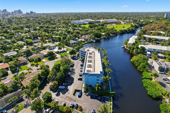 Building Photo - 801 NE 18th Ct