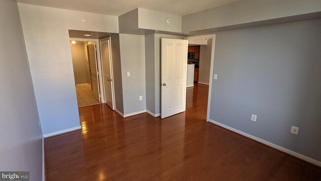 Building Photo - 2220 Fairfax Dr