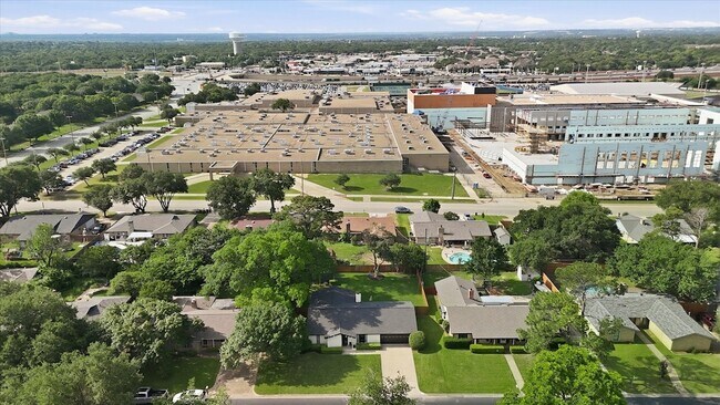 Building Photo - 217 E Louella Dr