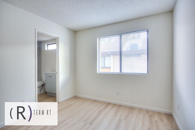 Building Photo - A Newly Renovated Contemporary Condo in Gl...