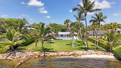 Building Photo - 930 S Lakeside Dr